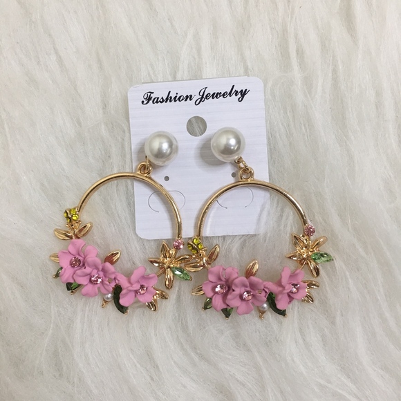 NWT Dainty gold floral hoop dazzling earrings OS - Picture 3 of 3